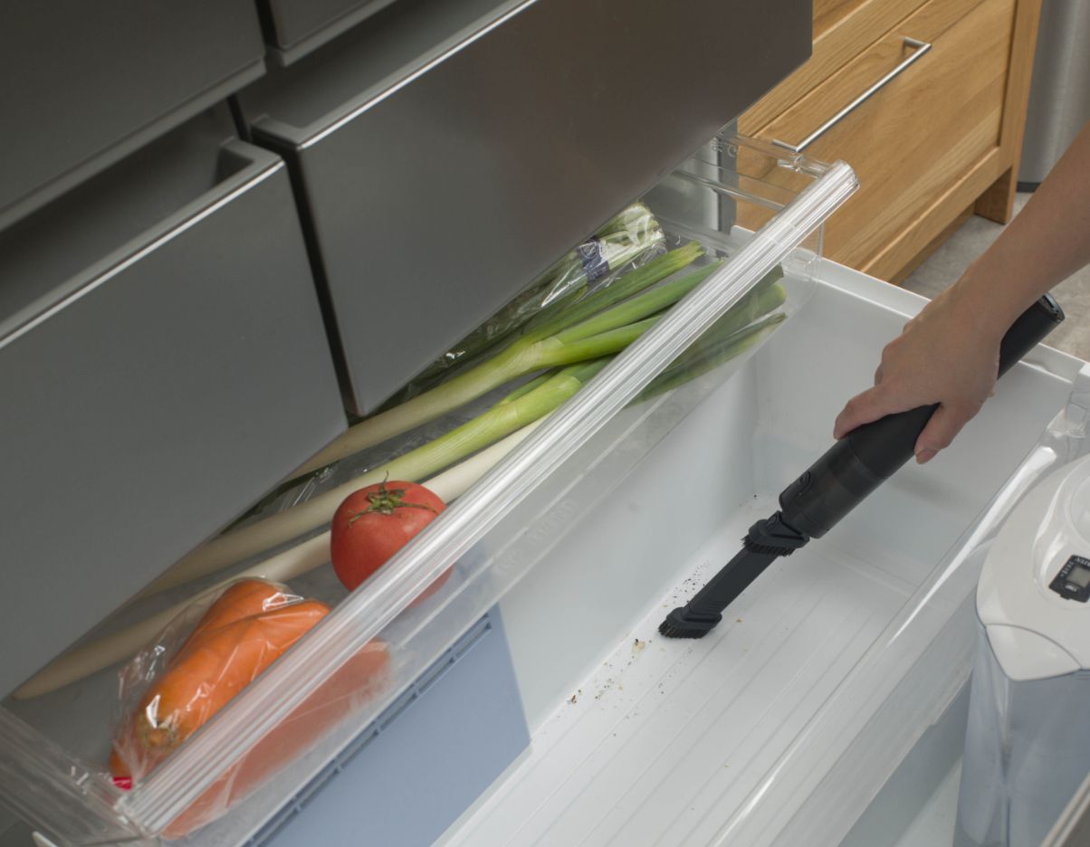 冷蔵庫の野菜室を掃除する様子